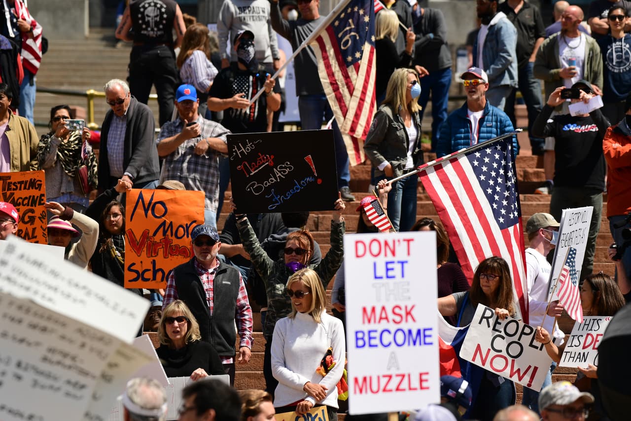 <b>“No dejes que la máscara se convierta en una mordaza”</b>, uno de los mensajes vistos en Denver. "El pueblo estadounidense sabe que nadie quiere reabrir este país más que el presidente Trump", respondió el vicepresidente Mike Pence durante una entrevista transmitida por Fox News.
