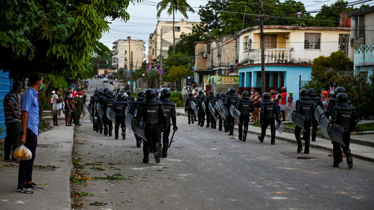 Cuba, sin conexión a internet y bajo fuerte custodia policial tras protestas en las calles