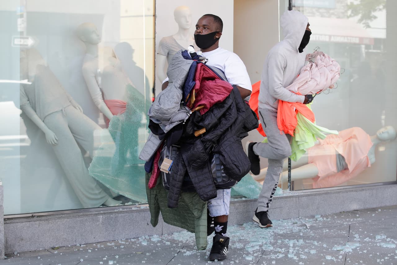 Por su parte las autoridades de Santa Mónica reportaron este lunes que se realizaron sobre 400 arrestos a personas que no viven en la ciudad.