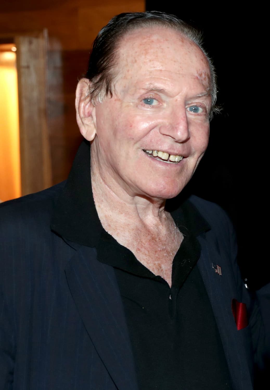 En tercera posición se ubica 
<b>Lance Henriksen</b> (1942). El actor que interpretó al androide Bishop en 'Aliens: El regreso' ha registrado 51 muertes. La más reciente ocurrió en la serie 'Into the Badlands', donde su personaje fue apuñalado.