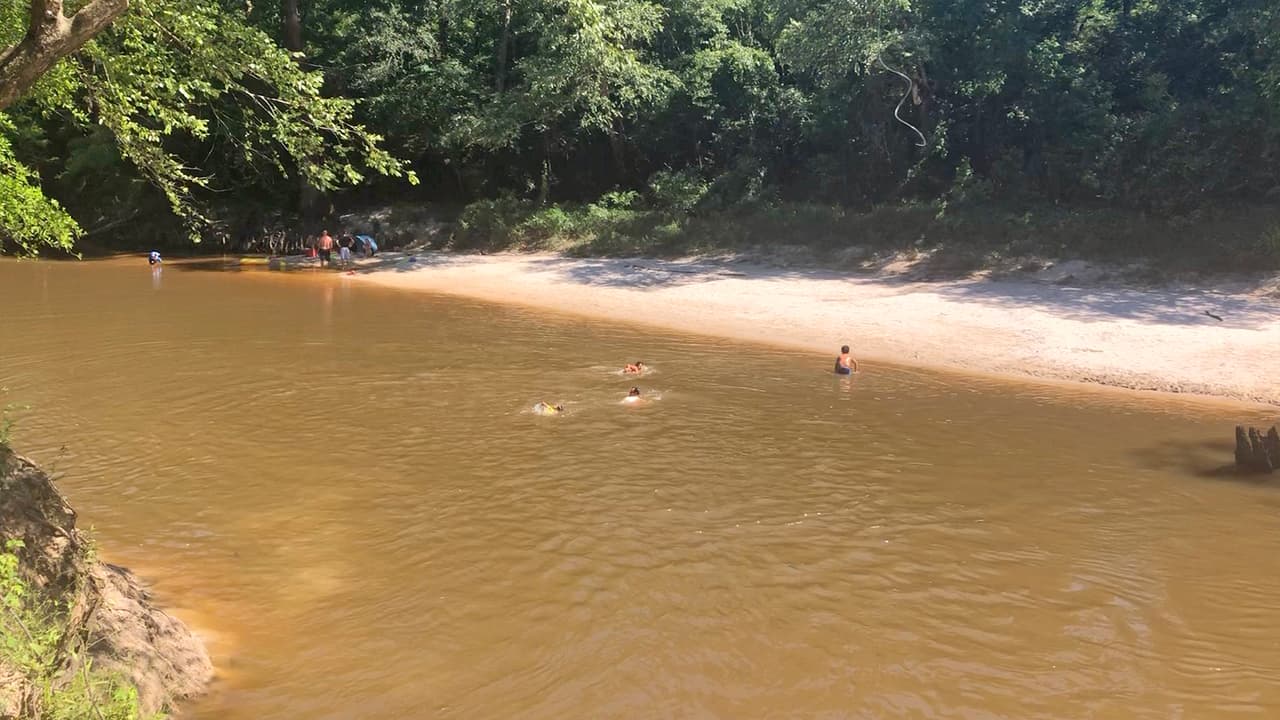 En Baby Galvez se puede observar a familias con niños que nadan, cruzan el arrollo y disfrutan de picnics en la playa.