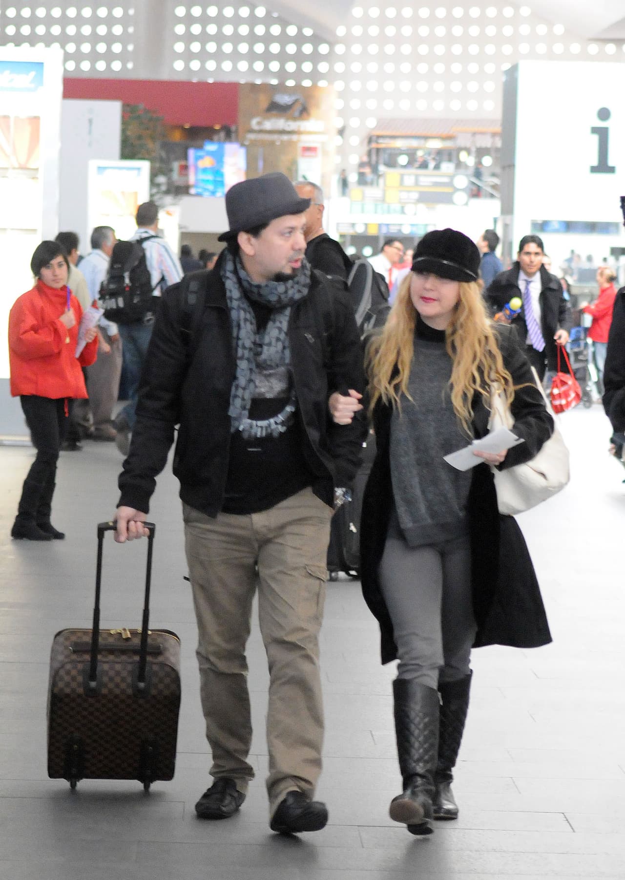 La esposa del músico Cruz Martínez demuestra que la vida es mejor con botas, no importa si son vaqueras o casuales, ella las porta orgullosa.