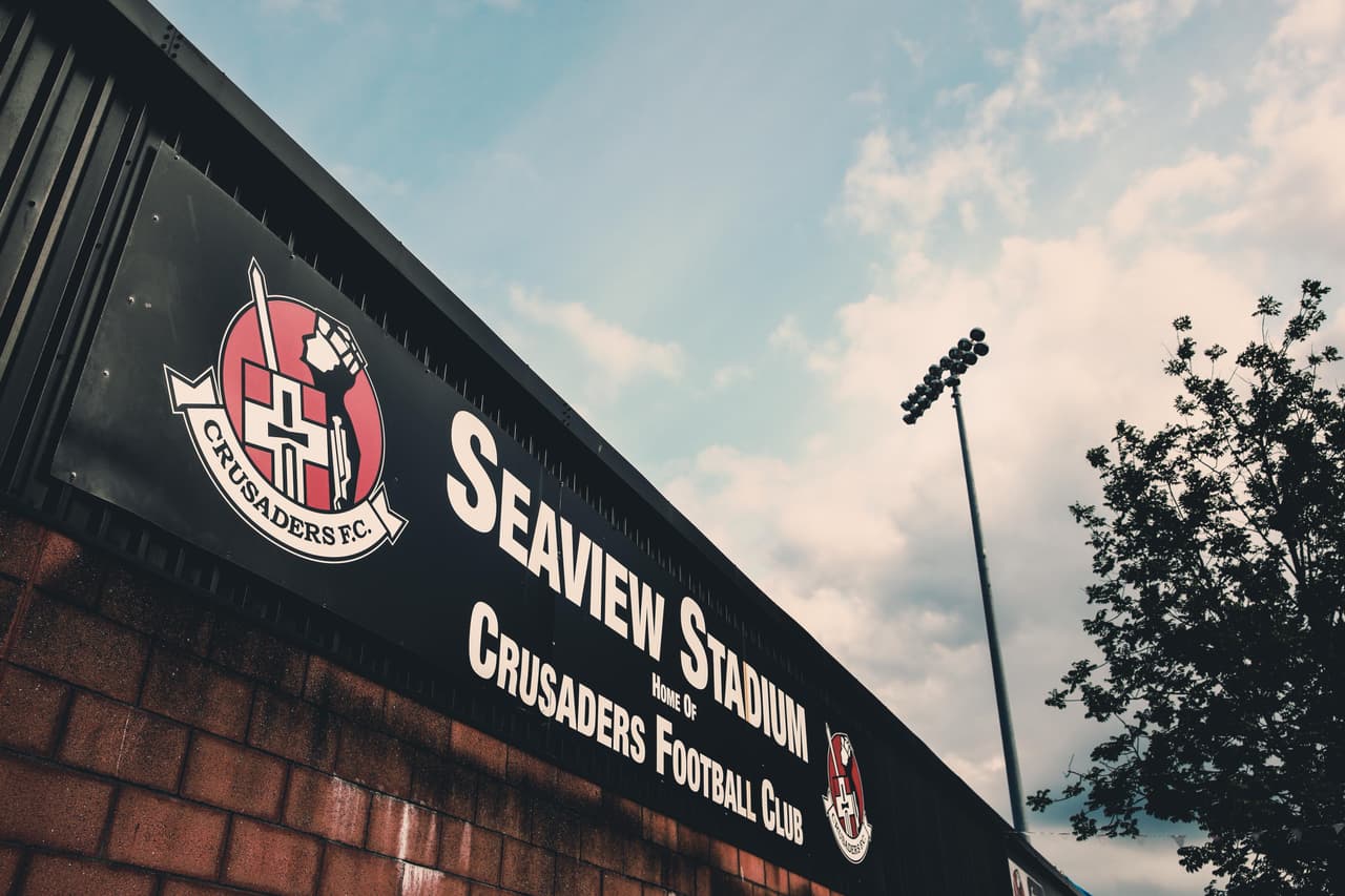 El cotejo de vuelta se llevó a cabo en el estadio Seaview ubicado en Reino Unido (Irlanda del Norte).