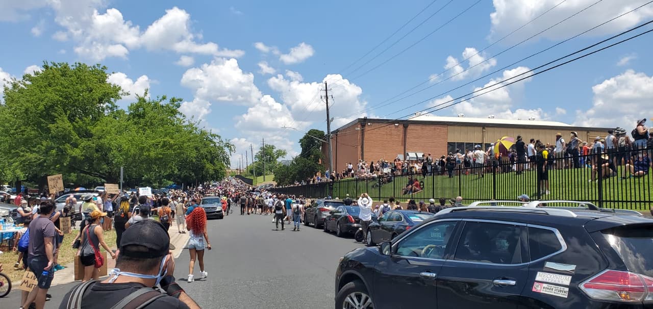 Los
<a href="https://www.univision.com/local/austin-kakw/madre-de-mike-ramos-pide-que-se-procese-al-oficial-de-austin-que-le-disparo-a-su-hijo-desarmado">manifestantes en Austin añadieron a Michael ‘Mike’ Ramos como parte de sus reclamos.</a> El 24 de abril, los oficiales de Austin le dispararon a Ramos, de 42 años, con un rifle antes de que subiera a su automóvil e intentara alejarse de los policías en un complejo de apartamentos cerca de East Oltorf Street y South Pleasant Valley Road.
<br>