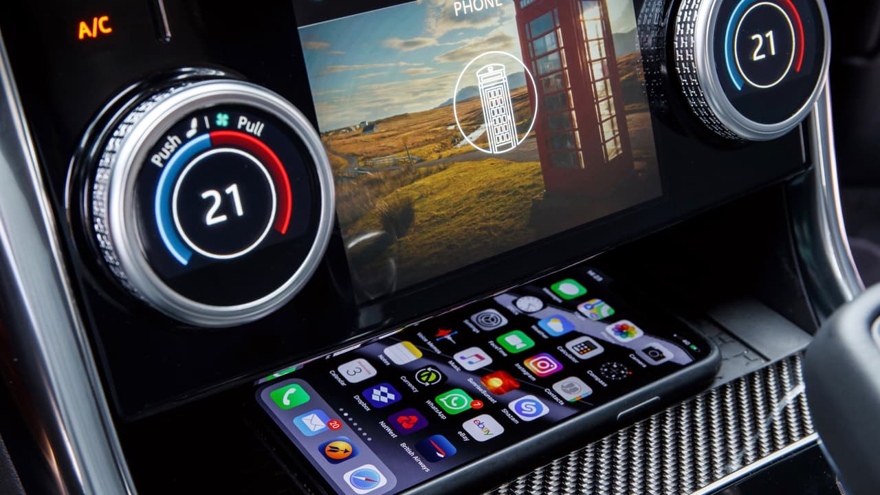 La llegada de una superficie de carga inalámbrica para teléfonos inteligentes ala consola del Jaguar XE 2020, un detalle del cual ningún auto de lujo debe carecer, es una gran adición para reclamar créditos tecnológicos.
