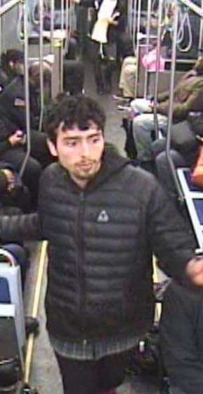 Imágenes captadas en cámaras de seguridad difundidas por la policía de Chicago para identificar a señalados.