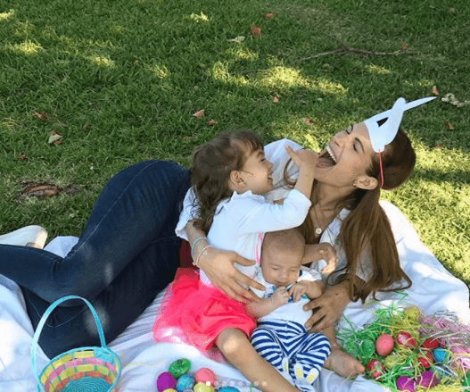 El domingo 1 de abril, Liam celebró su primera Pascua con su hermanita Michelle.