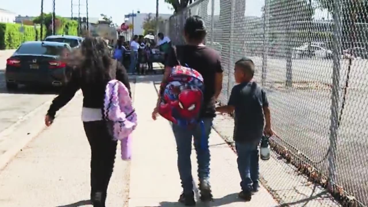 "Huele a podrido": estudiantes en Boyle Heights regresan a clases en medio de los malos olores