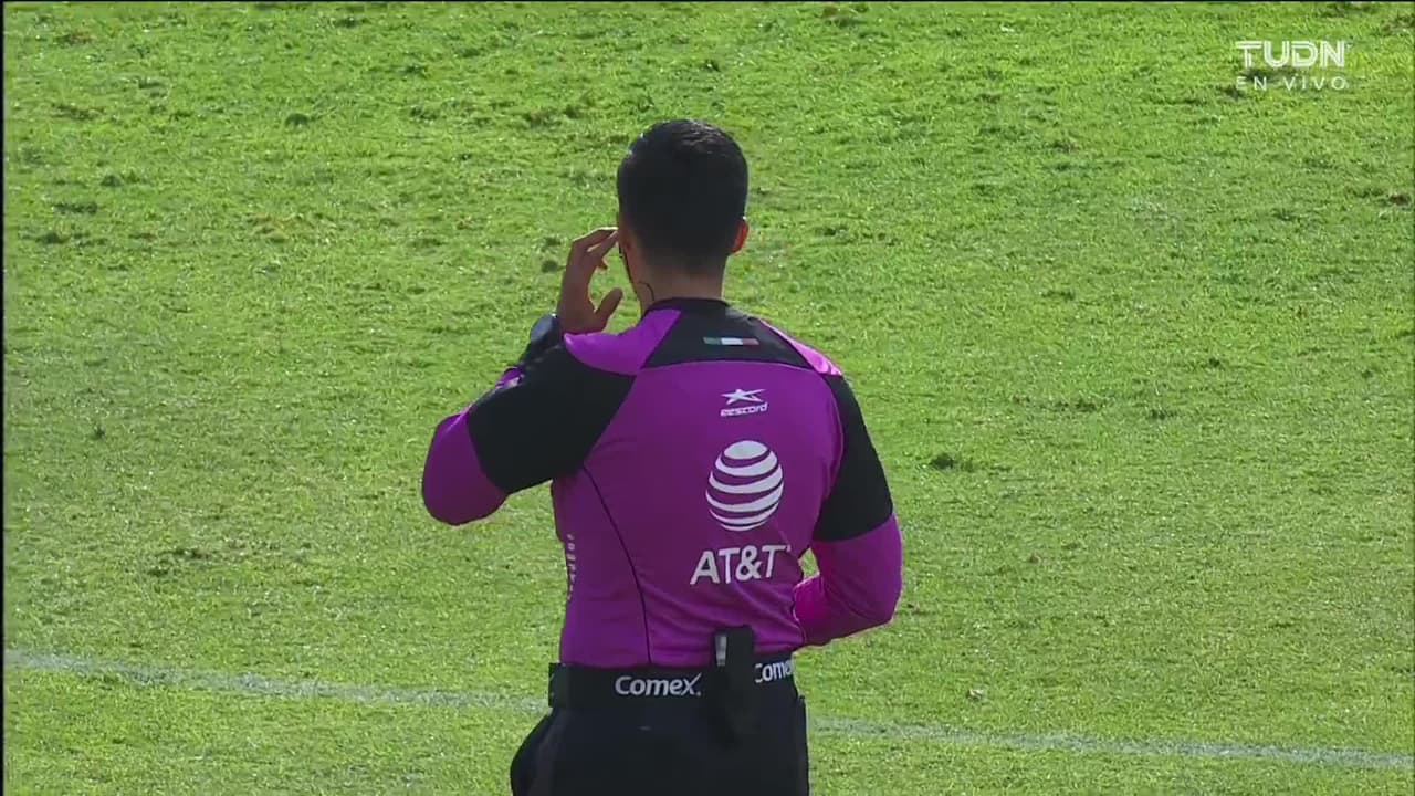 Arranca el partido y la pelota está en juego.