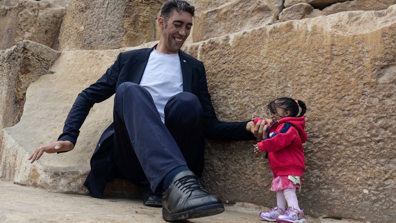 Sultan Kösen y Jyoti Amge posaron en 2018 desde Egipto.