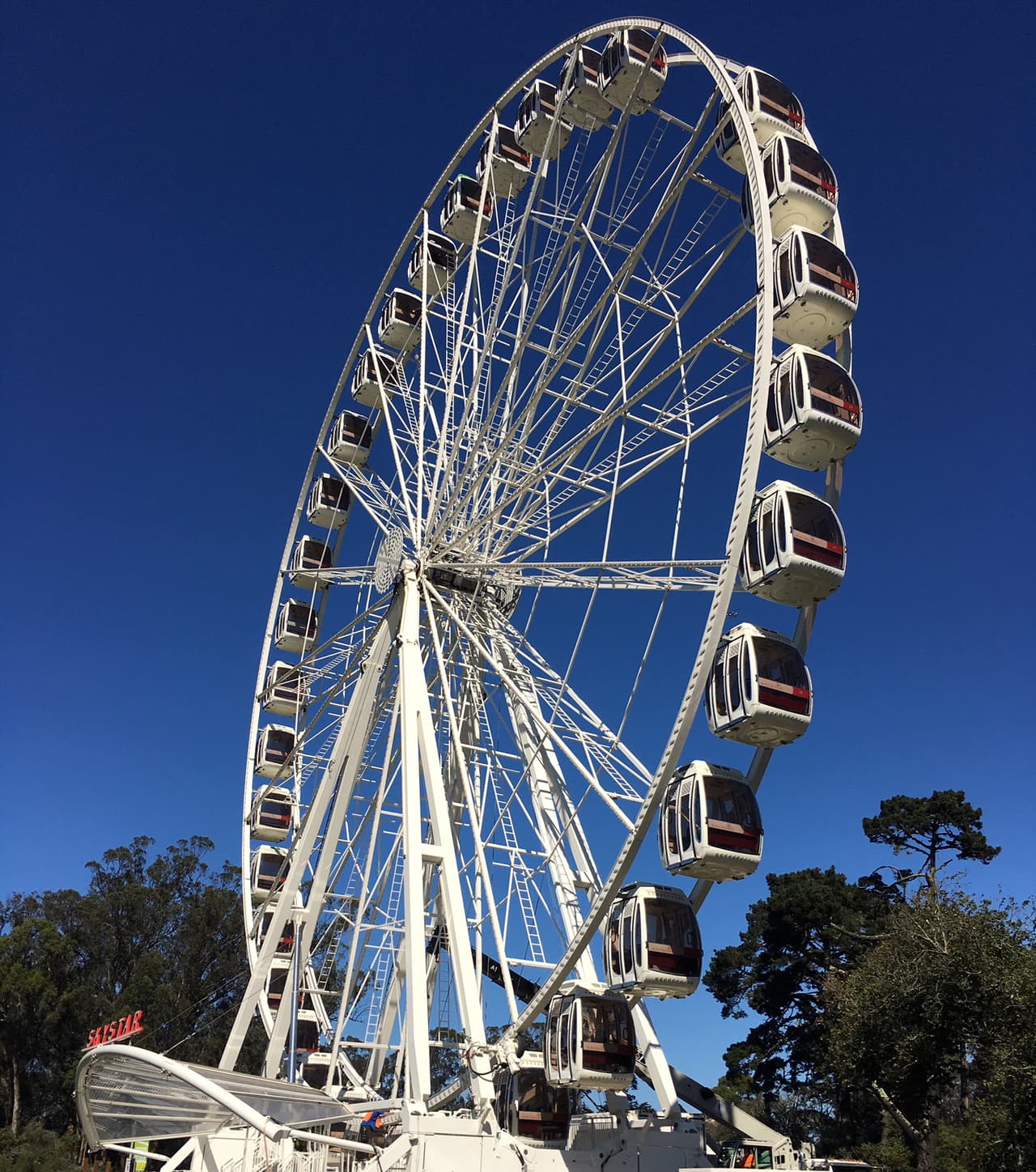 Esta gigantesca rueda de la fortuna lleva por nombre '
<a href="https://www.univision.com/local/san-francisco-kdtv/por-primera-vez-en-un-siglo-el-parque-golden-gate-tendra-una-enorme-rueda-de-la-fortuna-para-turistas-fotos-fotos" target="_blank">Skystar</a>' y se inauguró oficialmente el pasado 21 de octubre como parte de las celebraciones por el 150 aniversario del Parque Golden Gate.