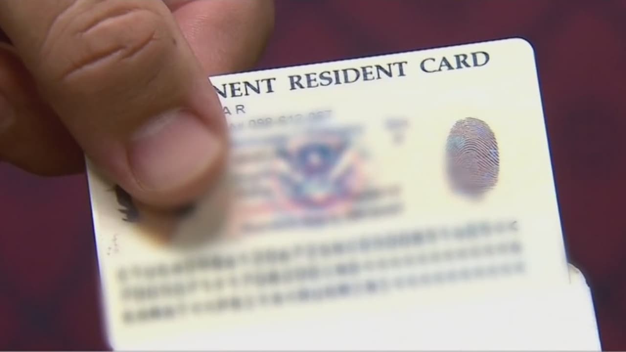 Cuidado con pedir ayuda pública te podría costar la residencia