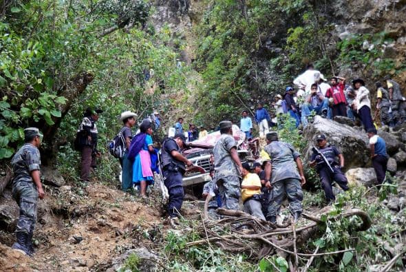 Otra tragedia por las lluvias en el sur mexicano se magnificó de modo tal que dio la vuelta al mundo. Un deslave en Oaxaca ocurrido este 2010 encendió las alertas al hablarse de por lo menos cientos de muertos en Tlahuitoltepec. Más tarde se confirmaría, sin embargo, que la cifra de muertos en la comunidad mixe era de unas 11 personas.