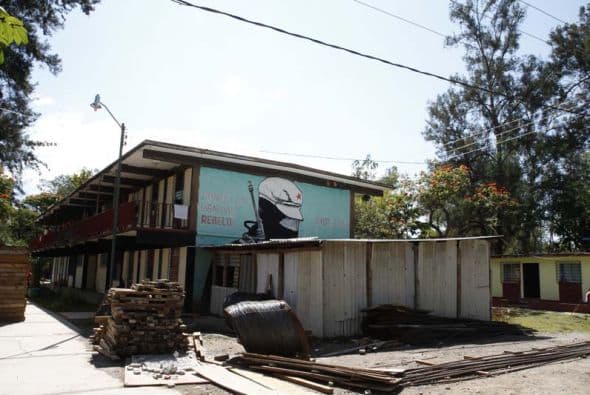 En una de las residencias donde viven los estudiantes, un mural recuerda a Emiliano Zapata.