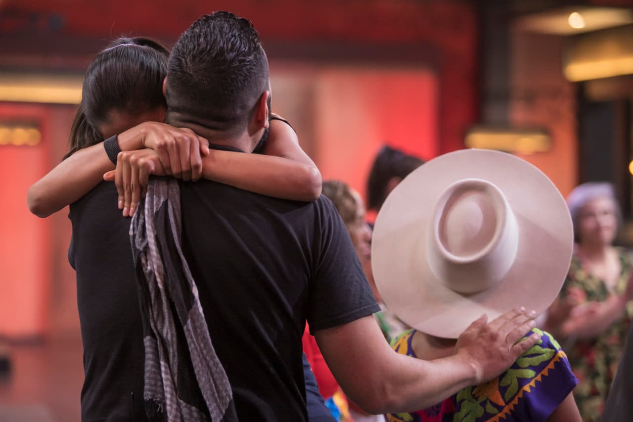 Lourdes y Antonio se fundieron en un abrazo al saber que continuaban en la competencia. Los Vásquez no podían creerlo.