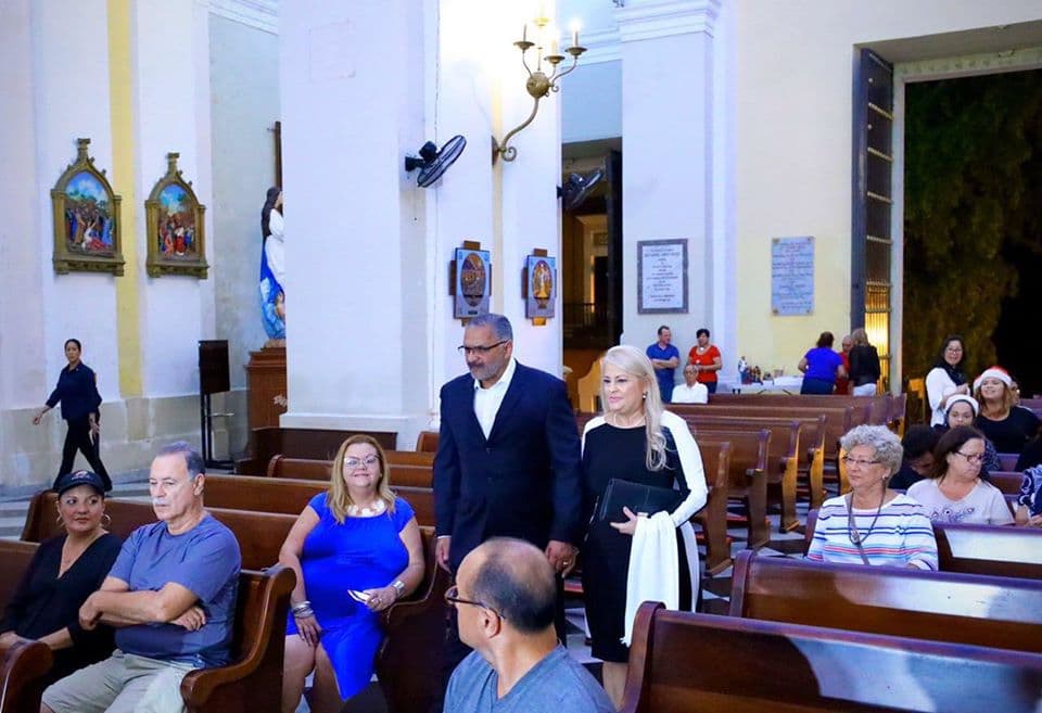Vázquez y Díaz Reverón llegaron varios minutos antes de iniciar la misa y se acomodaron en el primer banquillo de la antigua iglesia del siglo XVI, donde se arrodillaron para orar.