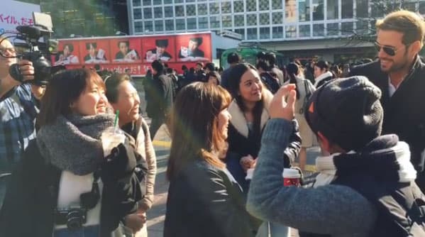 Todas las japonesas cayeron rendidas ante su sexy sonrisa.