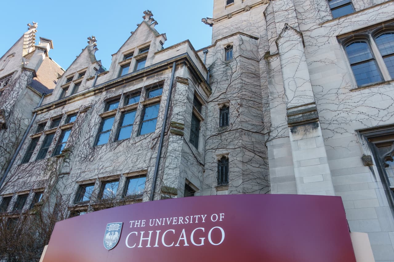 Robert Zimmer, presidente de la Universidad de Chicago, dijo en enero que están "
<b>analizando cómo los cambios potenciales a las políticas de inmigración podrían afectar a la universidad y a la comunidad</b>" para tomar una decisión frente a autodenominarse o no 'campus santuario'. Actualmente,
<b><a href="https://www.chicagomaroon.com/article/2016/12/12/uchicago-sanctuary-campus-spokesperson-steps-aroun/"> la Universidad ofrece ayuda y orientación a sus estudiantes indocumentados</a>. </b>