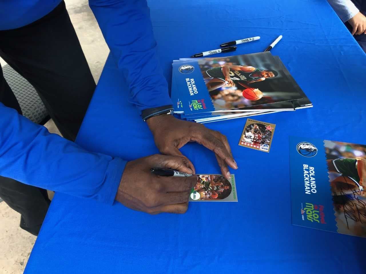 El ex jugador Rolando Blackman etampa su firma en una tarjeta de un fanático que tuvo que hacer una larga fila.
<br>