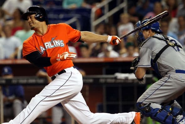 El pitcher de los Miami Marlins, José Fernández, se robó el show durante el esperado juego contra los muy calientes Los Angeles Dodgers, al dejar al jardinero Yasiel Puig 0-3 con un ponche y venciendo a los indomables Dodgers 6-2. Puig tuvo un fin de semana alegre, compartiendo con Lebron James y se paseó por el estadio de los Marlins ante 27,127 fanáticos, el tercer número mayor de asistentes en la temporada, pero terminó 0-5 con dos ponches. Fernández y Puig, ambos cubanos desertores, ambos novatos, en equipos distintos, podrían estar disputando el título del Novato del Año de las Grandes Ligas. Entra y Vota aquí por el mejor de los dos.