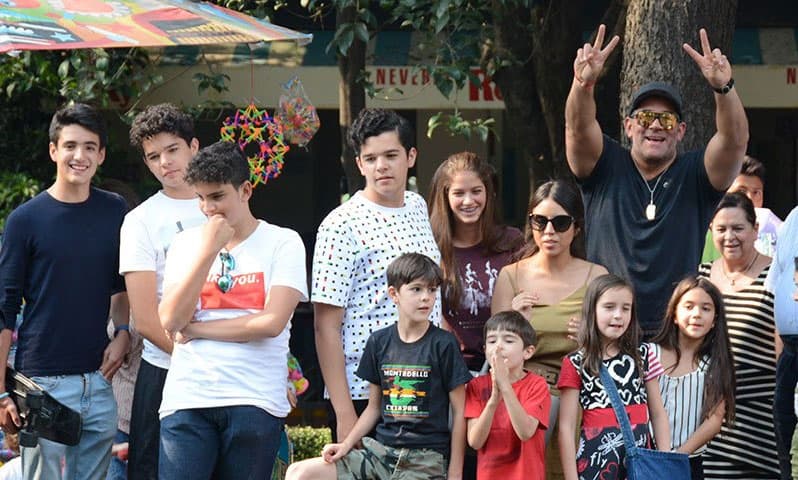 Pero también tiene una excelente relación con los hijos de
<b><a href="http://www.univision.com/series/mujeres-de-negro/romina-poza-es-igual-de-guapa-que-sus-padres-mayrin-y-jorge-fotos">Mayrín, Romina y Sebastián</a></b>, a quien quiere como si fueran de su propia sangre.