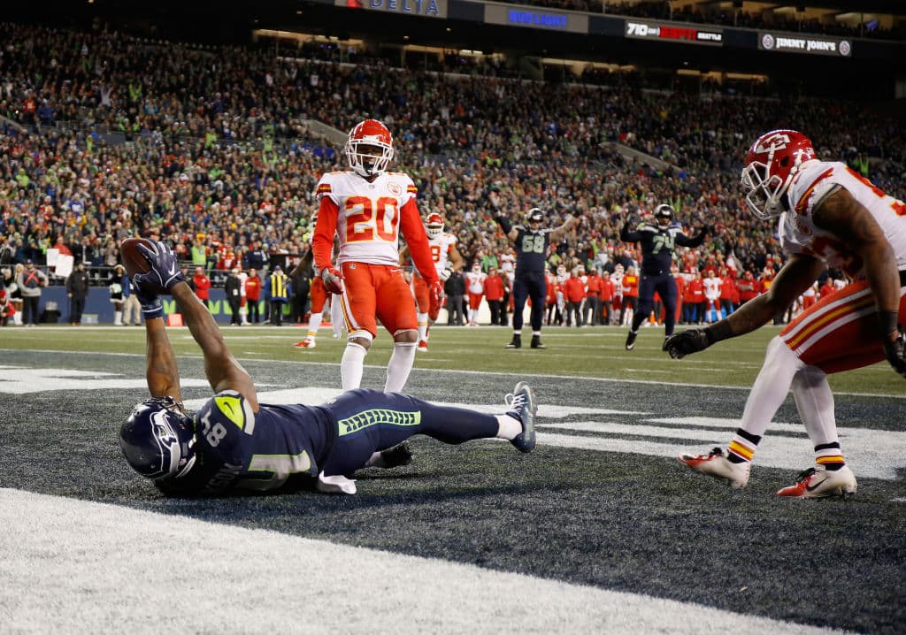 Y de nuevo el escurridizo Wilson hizo de las suyas, restando 7:31 en el partido, se conectó con su ala cerrada Ed Dickson, en pase de anotación de 2 yardas que puso las cosas 31-20 para Seattle.