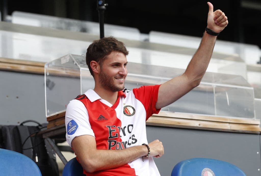 Arne Slot califica de especial a Santi Giménez: “No llegó por dinero”