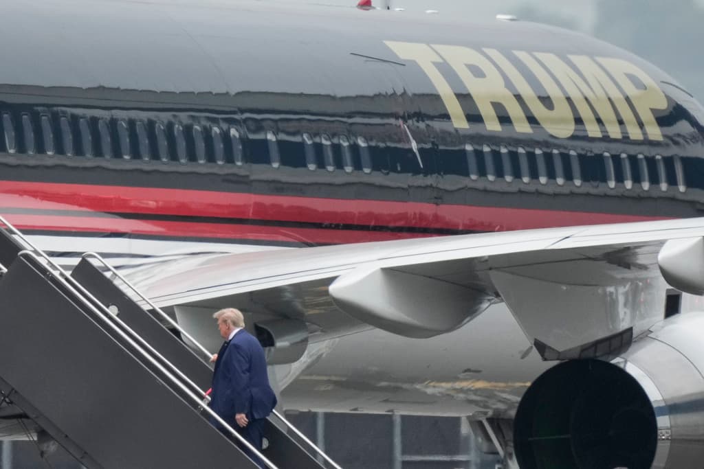 Trump abordó su jet privado desde el Aeropuerto Internacional Newark Liberty, en Nueva Jersey hacia Miami para comparecer el martes ante un tribunal federal donde 
<a href="https://www.univision.com/local/miami-wltv/trump-acusado-por-caso-de-documentos-clasificados-que-pasara-el-martes-en-la-corte-a-la-que-acudira-en-miami-video">enfrentará cargos penales relacionados con el mal manejo de documentos clasificados. </a>