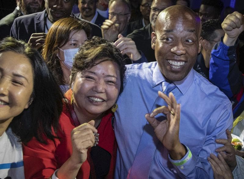 Adams contratará a su hermano como asesor de seguridad, pero sólo le pagará $1 al año