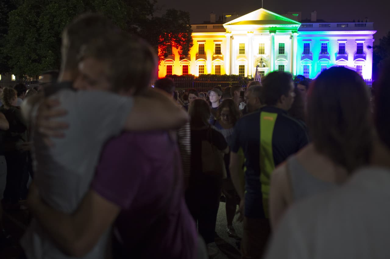 <b>El comité para la preservación de la Casa Blanca.</b> Un organismo autorizado por el Congreso tiene la misión de mantener la integridad histórica del edificio. El comité trabaja por lo general con la primera dama en la conservación de la residencia. En la foto, una pareja se abraza frente a la cara norte de la Casa Blanca iluminada con los colores del arcoíris el día que la Corte Suprema de Estados Unidos dictaminó que el matrimonio entre personas de un mismo sexo es un derecho nacional en 2015.