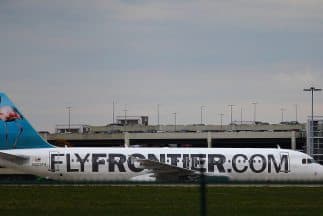 Dos habitantes que viajaron en el mismo vuelo que la segunda enfermera contagiada de ébola están siendo monitoreados por personal médico.