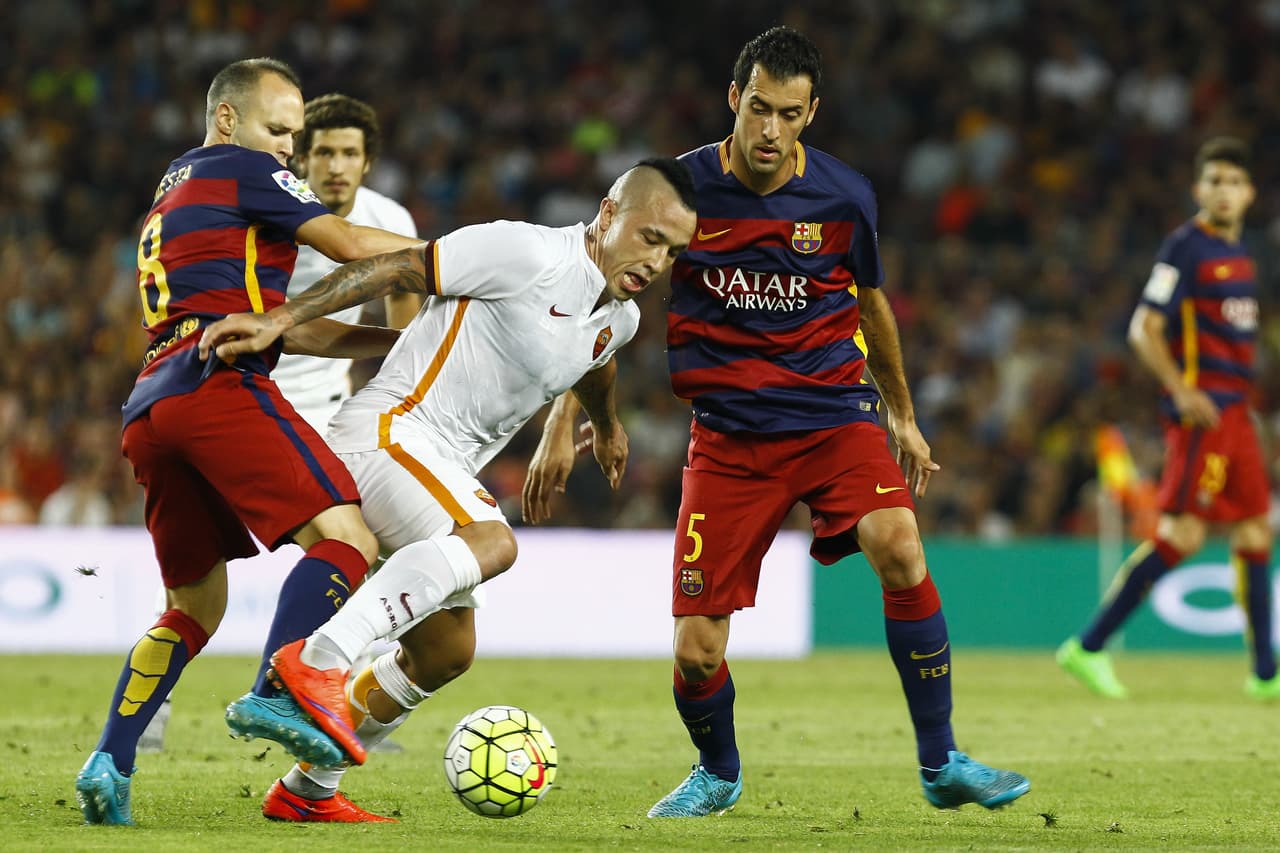 5 Sergio Busquets – Vital, como siempre, en la recuperación, en el inicio de la construcción y como guardaespaldas de Iniesta y Rakitic. No hay nadie que sepa hacer mejor lo que él hace. El cuarto de Barça vino de un recuperación y un pase suyo a Suárez. Fue, de lejos, el más regular de la medular azulgrana. Calificación: 8.
