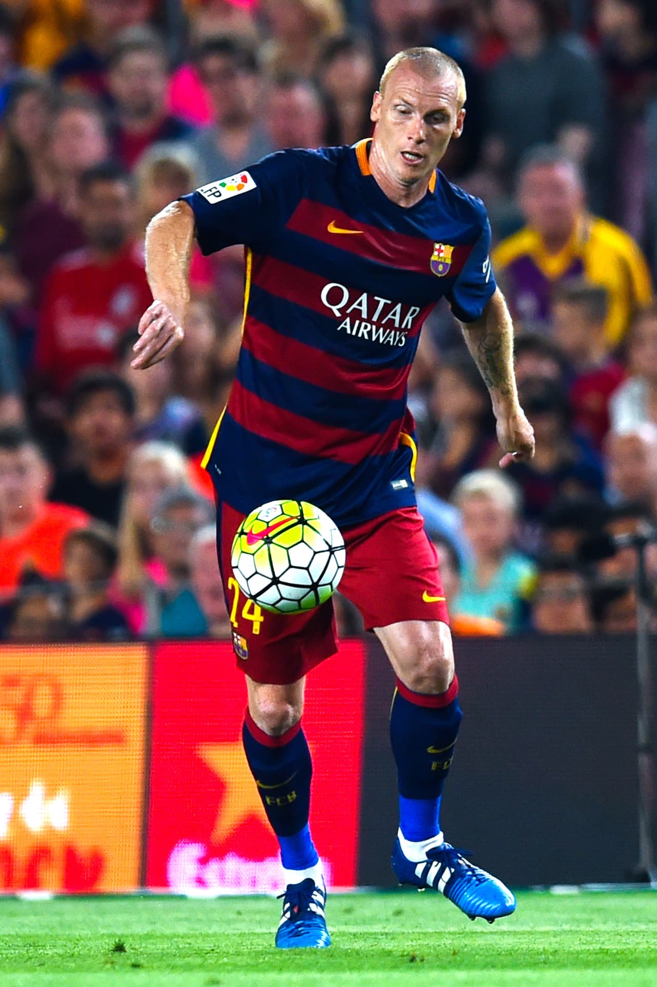 24 Jeremy Mathieu – Cumplió como recambio de Jordi Alba en el lateral derecho en la primera mitad, cuando le tocó lidiar con Reyes, el hombre más peligroso del Sevilla durante la primera hora. Pero fue de más a menos como el resto de sus compañeros de zaga y, al final, sufrió para controlar las llegadas de la delantera rival. Hizo el penalti a Vitolo que supuso el tercer gol del Sevilla y llegó tarde al cuarto gol de Konoplyanka. Calificación 5.