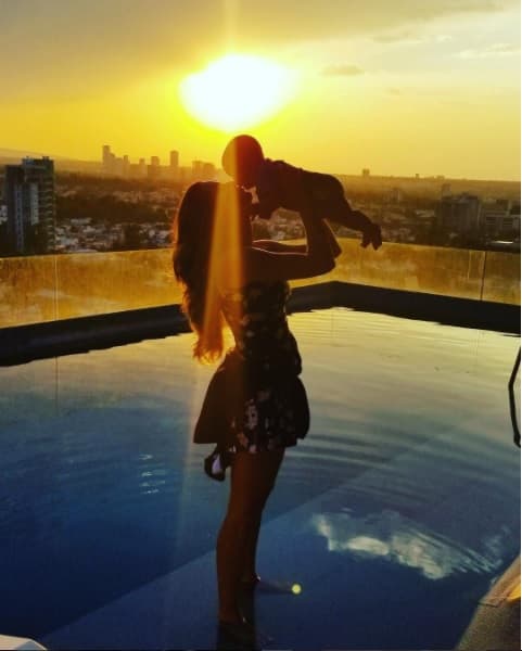 En medio del pleito de manutención y visitas,
<b><a href="http://www.univision.com/shows/el-gordo-y-la-flaca/marjorie-de-sousa-pide-una-prueba-de-adn-para-dejar-claro-que-julian-gil-es-el-papa-de-matias-video"> Marjorie dio el paso de solicitar una prueba de paternidad de Matías</a></b>. Esto se conoció el 12 de agosto. La venezolana tomó esa decisión al percibir que Julián no era suficientemente claro respecto a quién era el padre.