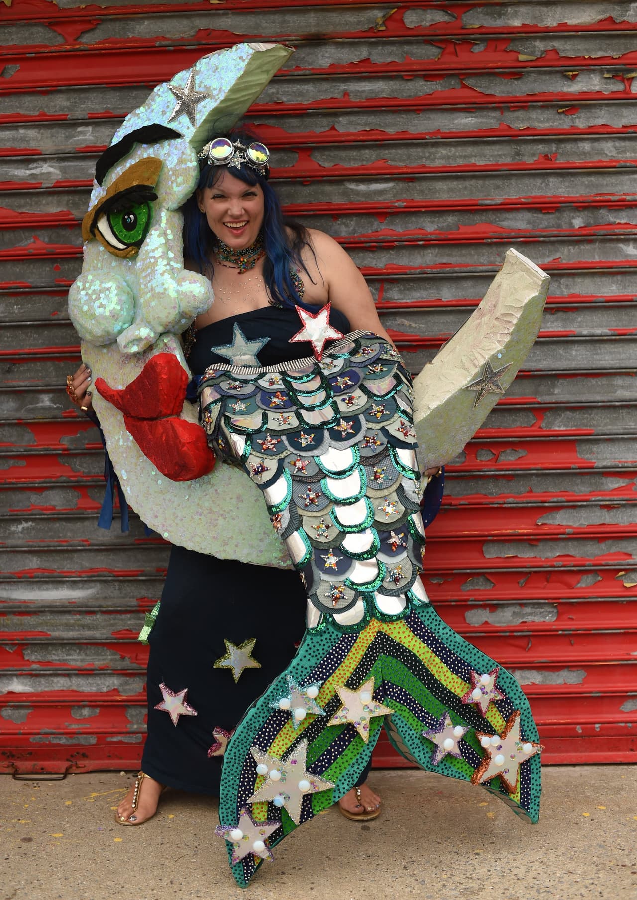 <b>Sirena</b>
<br>Estos personajes tan antiguos como la 'Odisea' de Homero han sido por décadas un disfraz favorito en Estados Unidos. Tanto que en Coney Island hay un desfile al respecto. 
<br>
<br>
<b>Algunos básicos para el disfraz:</b> conchas (o caracoles), una aleta (de papel, una botarga, de tela), maquillaje colorido. 
<br>
<br>
<b>De venta en:</b>
<br>
<b><a href="https://www.amazon.com/s/ref=nb_sb_ss_c_1_16?url=search-alias%3Daps&field-keywords=mermaid+costume+for+women&sprefix=mermaid+costume+%2Caps%2C144&crid=13XDKU4HINIGO">Amazon,</a></b> $13 dólares en adelante