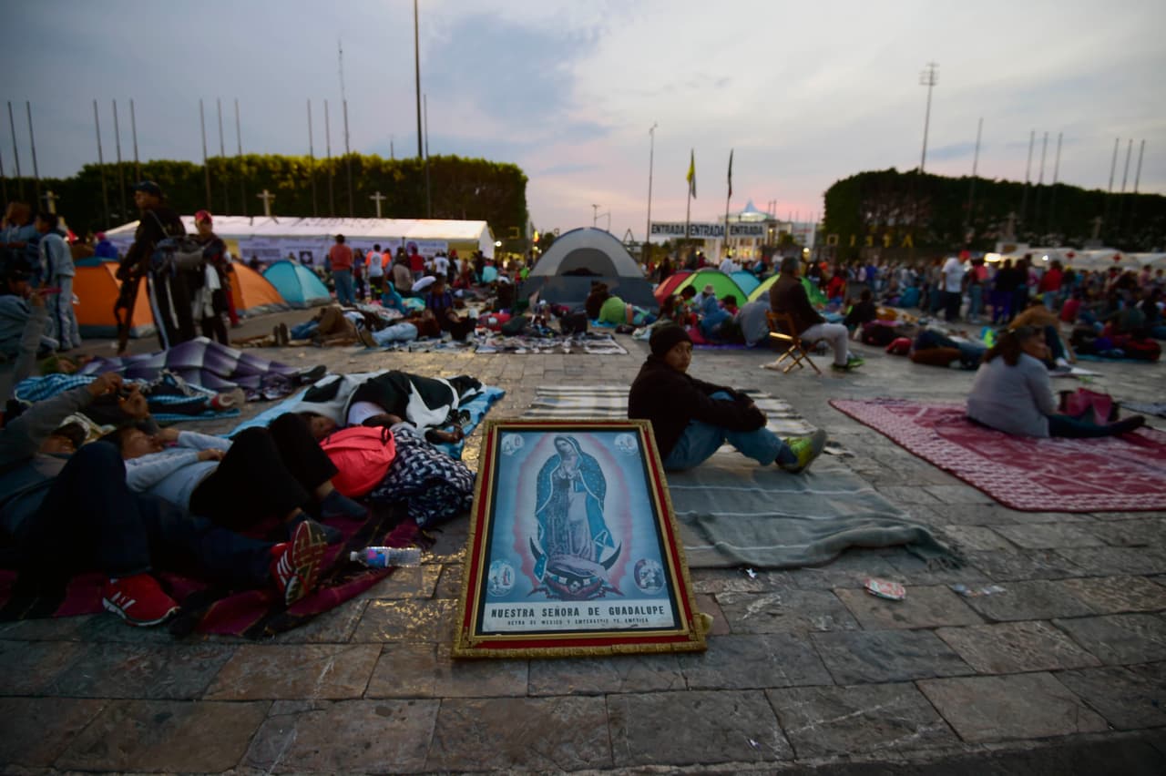 Fieles acampan en el atrio de la Basílica de Guadalupe.