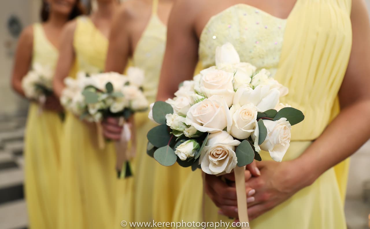 En este día tan especial Aleyda estuvo acompañada por sus cinco amigas y madrinas: Clarissa Molina, Daniela Di Giacomo, Nastassja Bolívar, Priscilla Pacheco y Denise Pérez. Las cinco fueron vestidas de color amarillo, con unos ramos de rosas blancas.