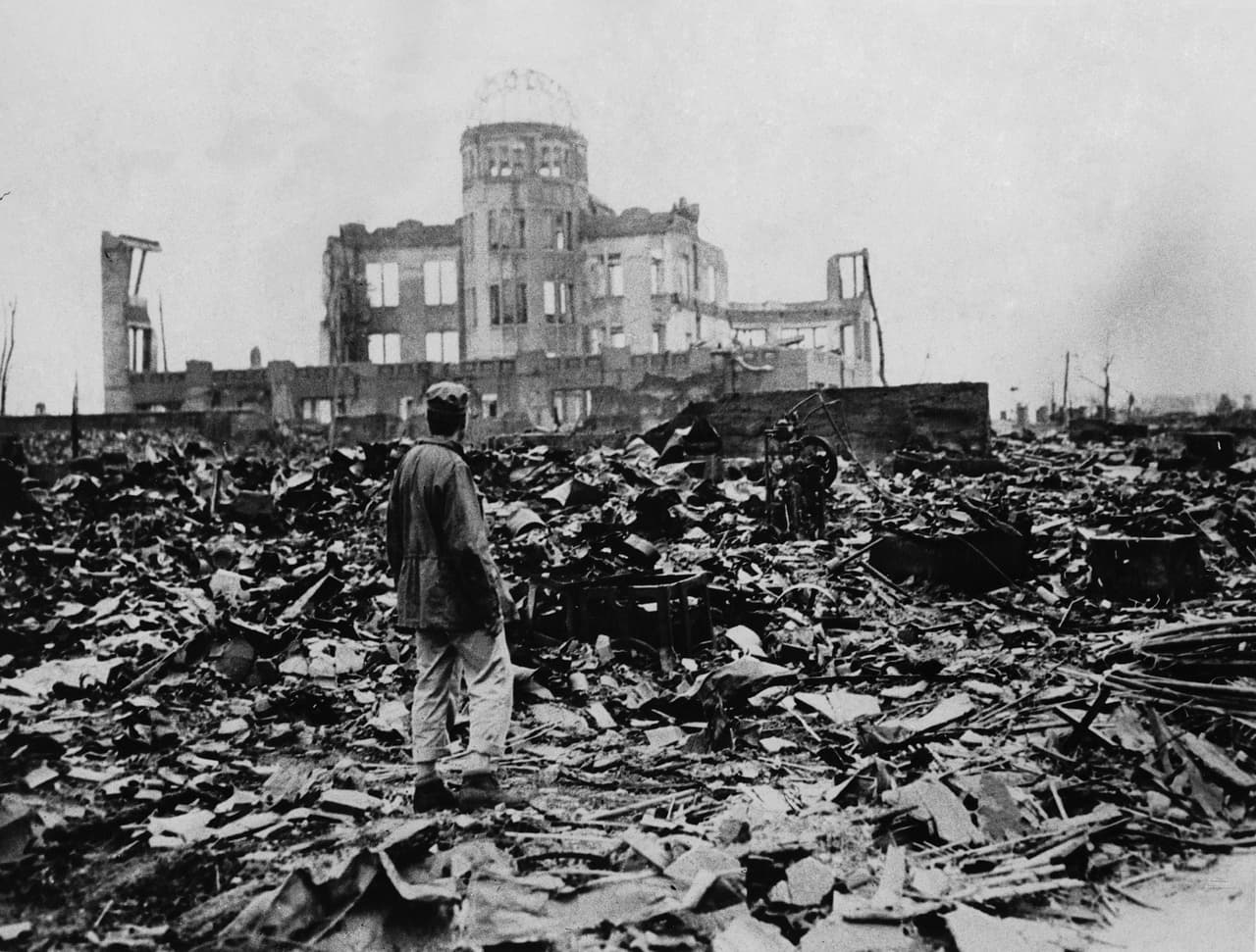Las ruinas del centro de Hiroshima unos días despues de la explosión.
<br>
<br>Tres días después la fuerza aérea norteamericana dejó caer una segunda bomba atómica en Nagasaki, el 9 de agosto de 1945.
<br>
<br>
<a href="https://www.univision.com/noticias/ataques/nagasaki-asi-fue-el-segundo-ataque-atomico-que-acabo-con-la-segunda-guerra-mundial-hace-75-anos-fotos-fotos">Nagasaki: así fue el segundo ataque atómico que acabó con la Segunda Guerra Mundial </a>