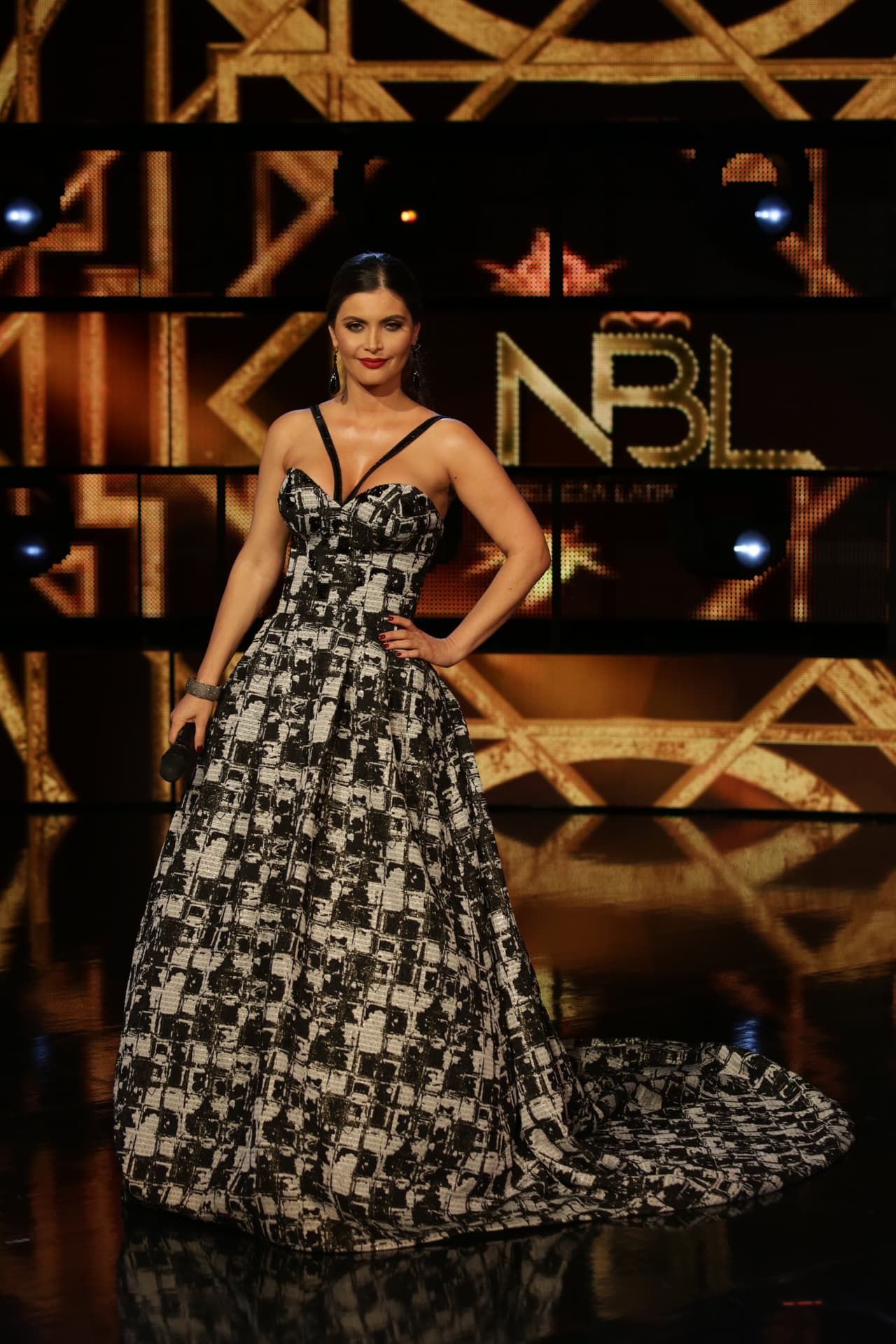 Nuestra bella presentadora también se coronó en #NBL VIP como las más sexy y elegante gracias a sus atrevidos, sensuales y ajustados vestidos que resaltaron siempre su espectacular figura.