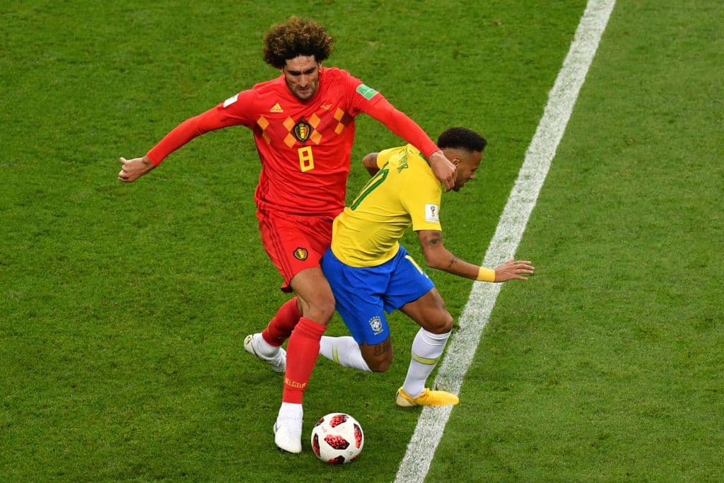 Pero en Bélgica hicieron exactamente lo mismo con Neymar Jr, su astro. Marouane Fellaini (8) de inmediato llegó a hacerle sentir su presencia al controversial jugador del PSG.