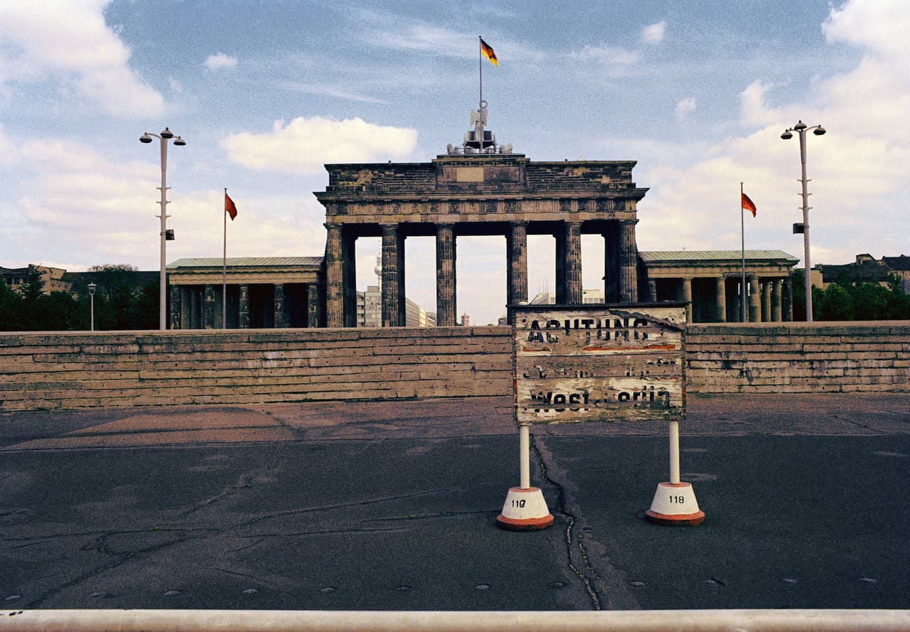 El muro frente a la Puerta de Brandemburgo, en 1974.