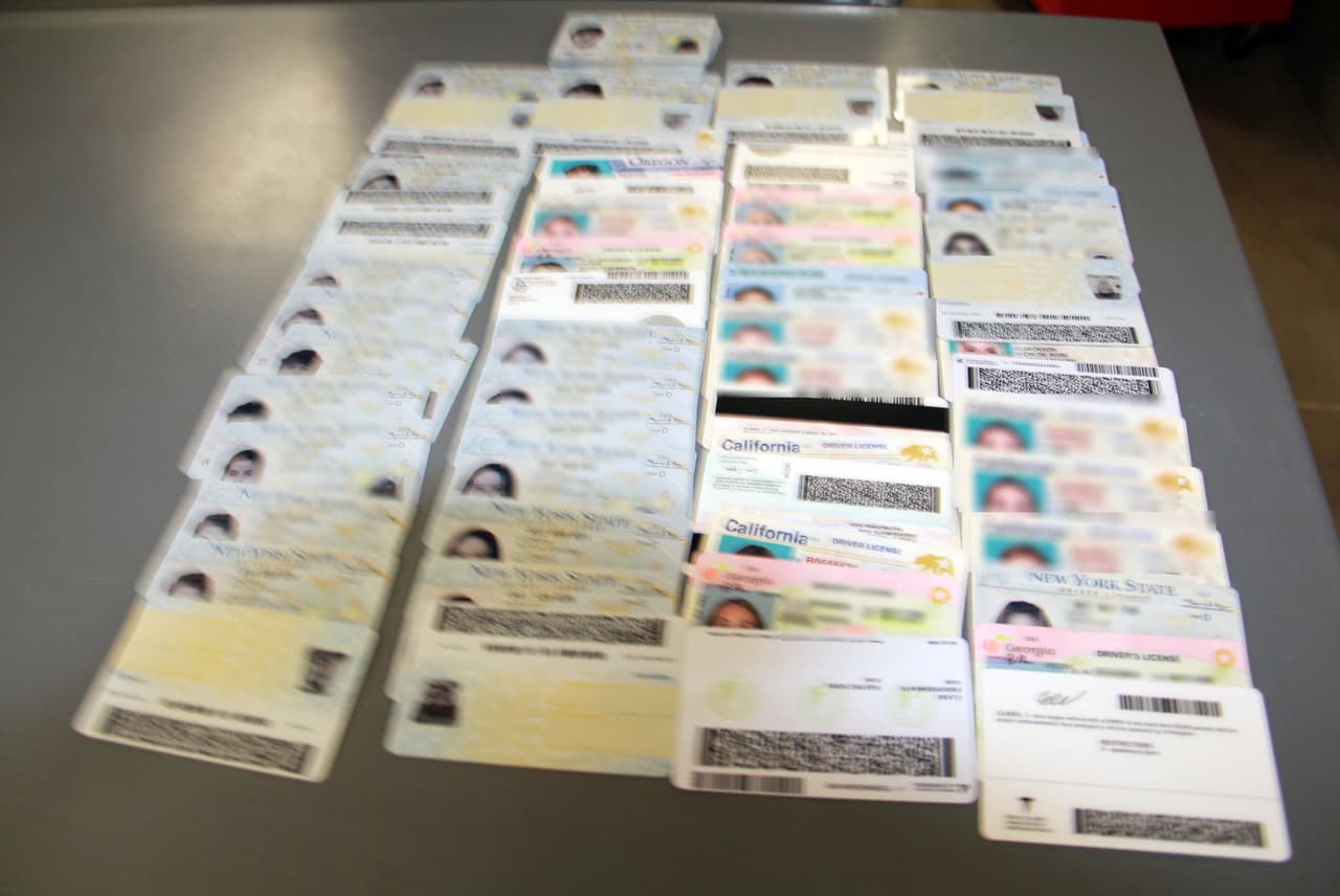 Miles de credenciales falsas han sido decomisadas desde 2019.