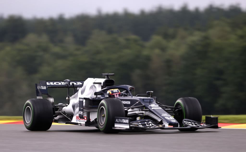Max Verstappen aseguró la pole position con un tiempo de 1:59.765, sorpresivamente el piloto que consiguió el segundo mejor tiempo fue el británico George Russell con 2:00.086 y en la tercera plaza quedó el heptacampeón de la Fórmula 1, Lewis Hamilton, con un tiempo de 2:00.099.