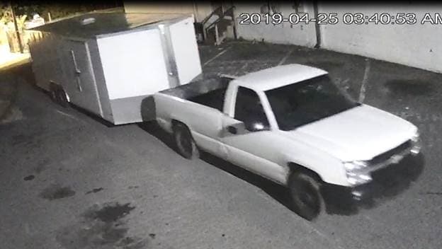 En fotos: Roban auto clásico y buscan a los sospechosos.Los detectives de la División Westover del Departamento de Policía de Charlotte-Mecklenburg están solicitando la asistencia del público para identificar la participación de los sospechosos en el robo de un auto clásico. De acuerdo a la policía, un sospechoso cortó la cerradura de una cerca y robó un remolque que contenía un Chevy Caprice 1975 (el vehículo había sido personalizado). El tráiler tiene ruedas antideslizantes rojas en la parte trasera. El vehículo sospechoso es un Chevrolet de color blanco con etiquetas adhesivas en la parte superior derecha y en la parte superior izquierda de la ventana trasera. El vehículo tiene daños en la salpicadera delantera derecha y tiene llantas negras. La policía indica que el sospechoso estaba vestido de negro con la cara cubierta y con guantes. Cualquier persona con información sobre este incidente o con la capacidad de identificar al sospechoso, al remolque o al vehículo que se muestra a continuación debe llamar al 911. El público también puede dejar una sugerencia anónima llamando a Crime Stoppers al 704-334-1600 o visitando su sitio web enhttp://charlottecrimestoppers.com/