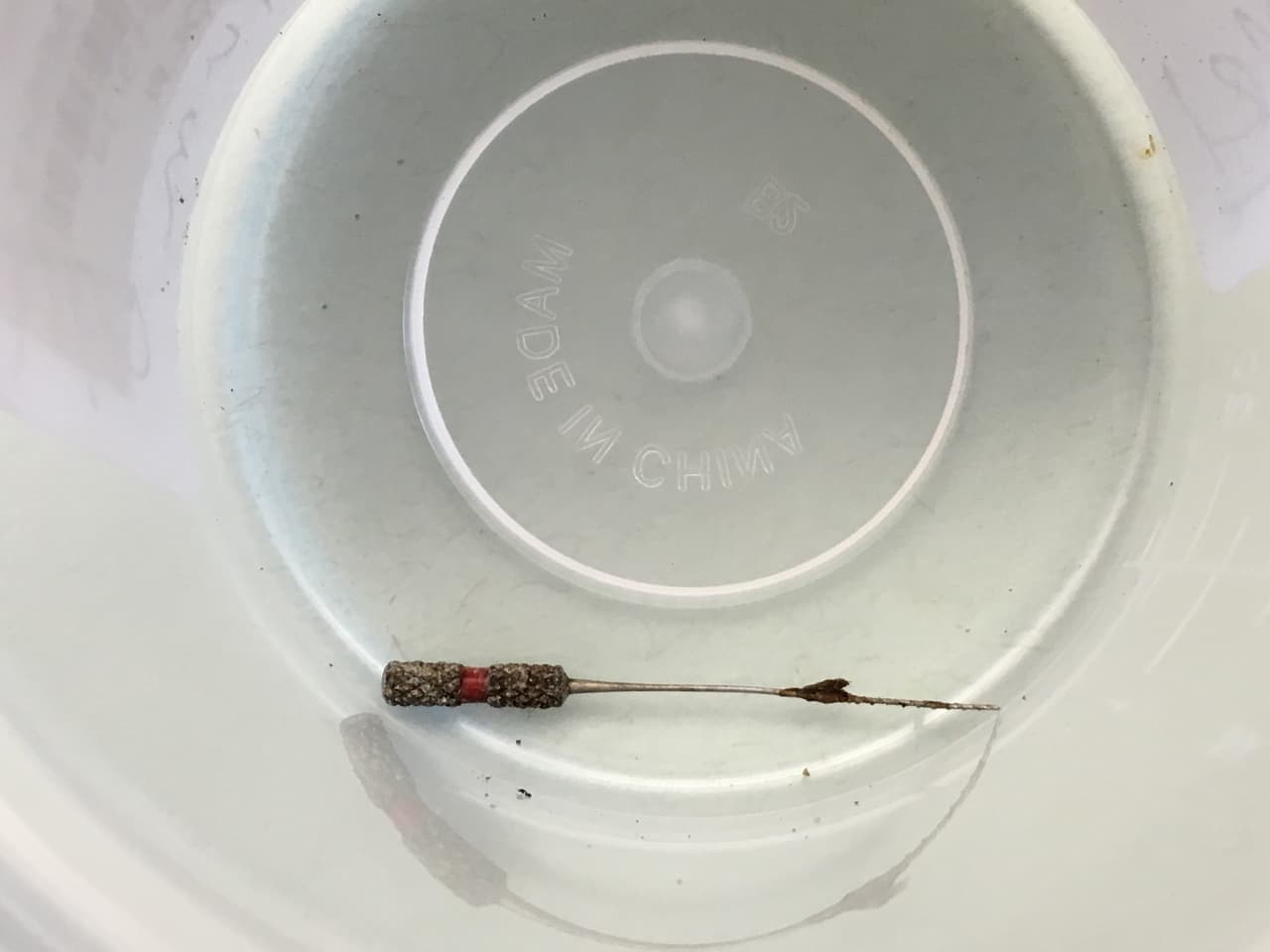 Instrumental médico encontrado en el estómago de paciente