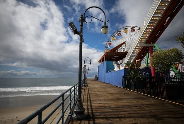 En el muelle de Santa Monica se solía escuchar las sonrisas de los niños y adultos, hoy solo se escucha el viento, las gaviotas y a las olas de mar al romper en la orilla de la playa.