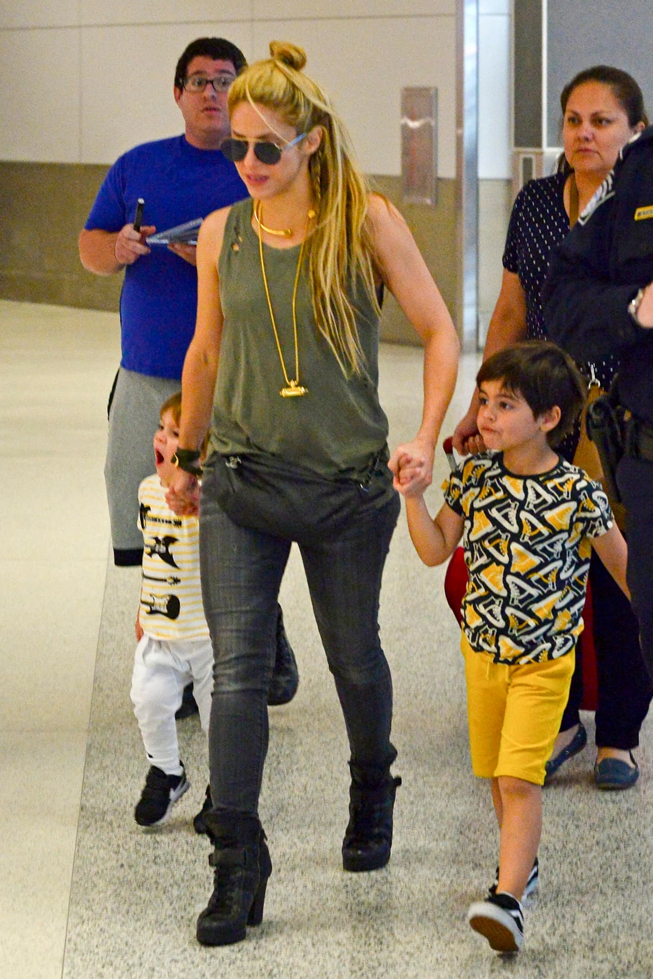 Fue dentro de la cultura callejera que este lindo accesorio tuvo sus orígenes, ¿quién iba a imaginar que ahora es confeccionado por reconocidas casas de moda?