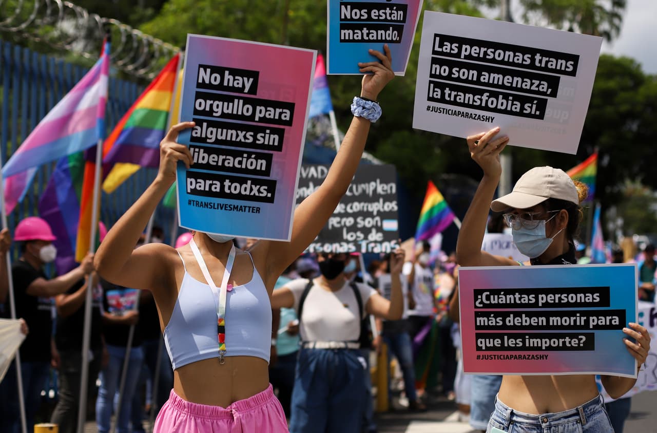 Miembros de la comunidad LGBTQ protestan por el Día Internacional contra la Homofobia en San Salvador, El Salvador, el lunes 17 de mayo de 2021. La vicepresidenta de Estados Unidos, Kamala Harris, identificó la violencia contra la comunidad LGBTQ como una de las causas fundamentales de la migración en la región.