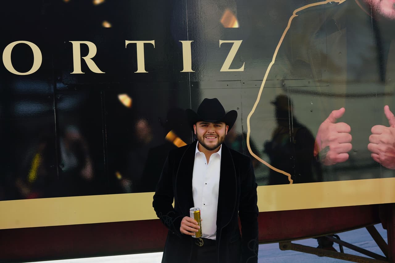Gerardo Ortiz está cumpliendo una década en la música y para celebrarlo, se unió a Uforia en un concierto histórico por las calles de Los Ángeles.
