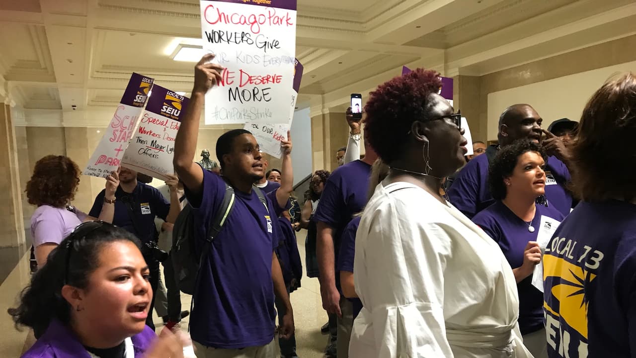 Trabajadores de CPS y del Distrito de Parques de Chicago, presentan cartas informando que están dispuestos a irse a huelga.
